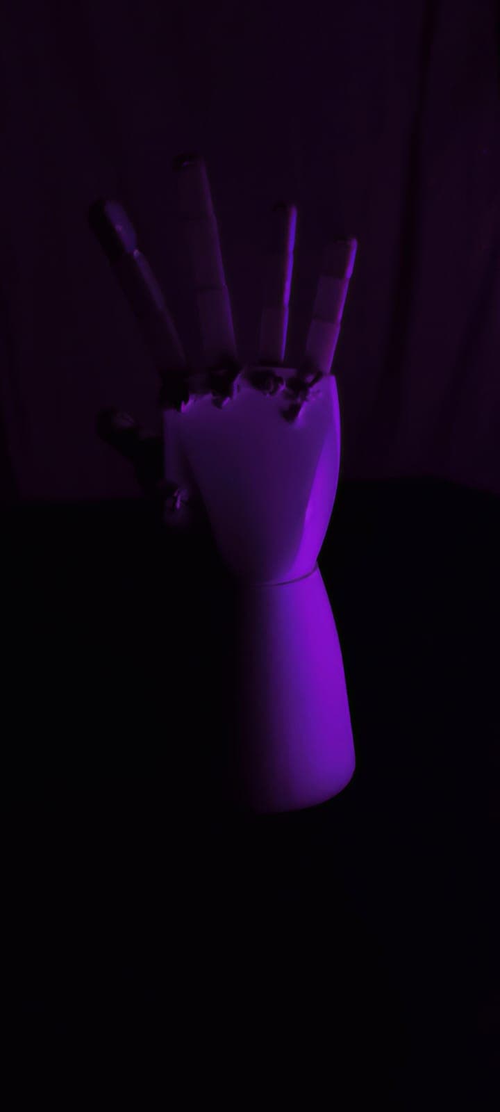 Micro servo wire routing in wrist