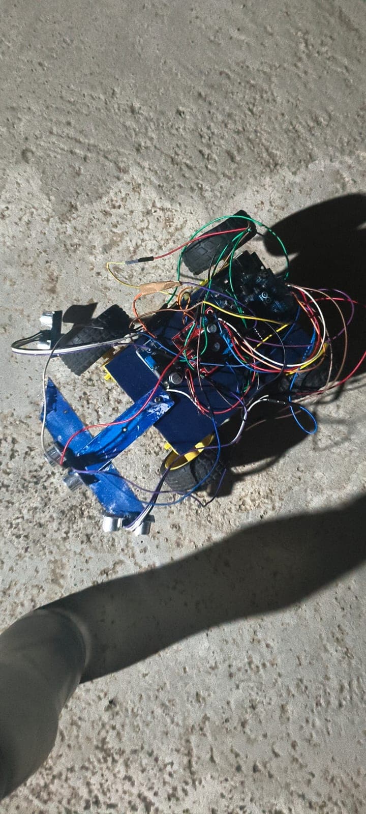 Ultrasonic sensor on servo scanning forward